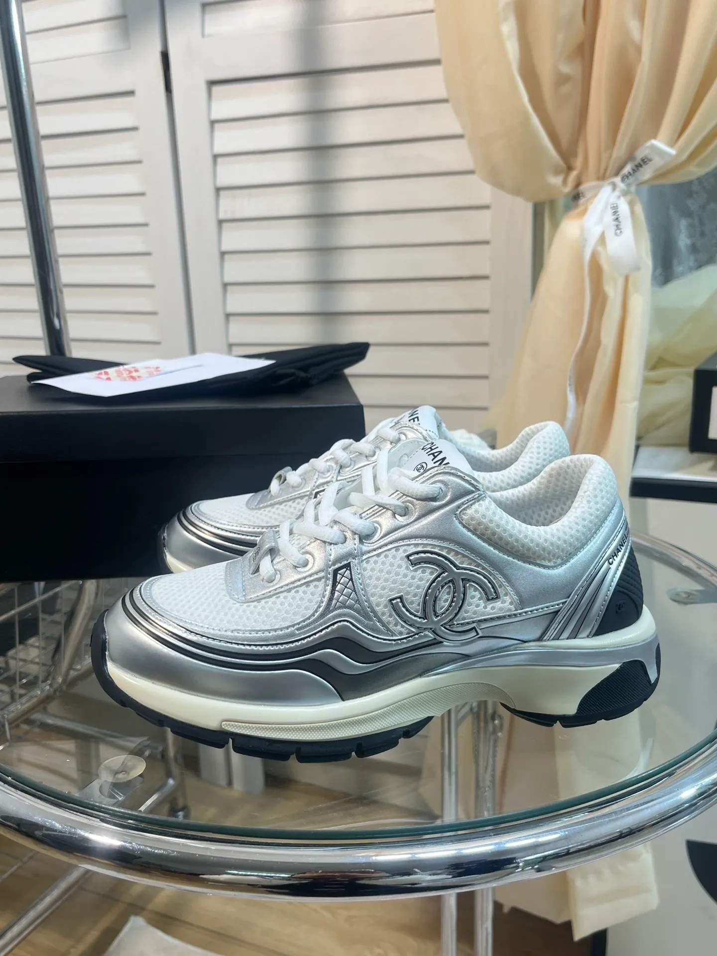 👟👟Ex-factory price 640👟👟 Men +10chanel Chanel 2023 early spring vacation series latest casual sports shoes silver white, gold white, silver gray, black and red! Incomparably beautiful and easy to wear, very light, the lining is also super soft, super comfortable, the upper is breathable, the color is high-end and durable, versatile. Upper: cowhide and cloth stitching. Lining: breathable mesh. Original foam combination outsole. Size: 35-45.